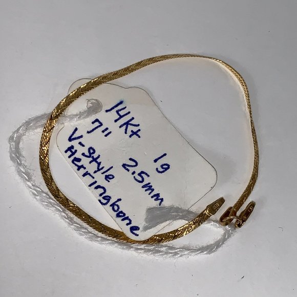 7" long 14 Kt Gold V Design Herringbone Bracelet - Picture 13 of 13